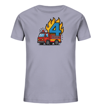 Onlineshop Shirts fuer Kinder - Dieses graue Kinder-T-Shirt zeigt ein auffaelliges Motiv eines Feuerwehrautos. Auf dem Ruecken des Feuerwehrautos ist eine grosse, blaue "4" zu sehen, umgeben von stilisierten gelben und orangefarbenen Flammen. Das Design ist farbenfroh und detailreich, mit Lichtern auf dem Dach und einer Leiter an der Seite des Fahrzeugs. Ein verspieltes Design, das Kinder begeistern duerfte.