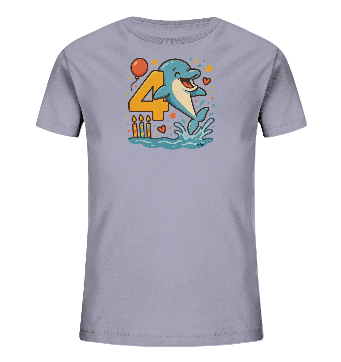 Onlineshop Shirts fuer Kinder - Ein hellviolettes T-Shirt mit einem bunten Motiv. Es zeigt einen froehlichen Cartoon-Delfin, der neben der grossen Zahl '4' aus dem Wasser springt. Das Design enthaelt zusaetzlich einen Ballon, Kerzen und festliche Elemente wie Sterne und Herzen.