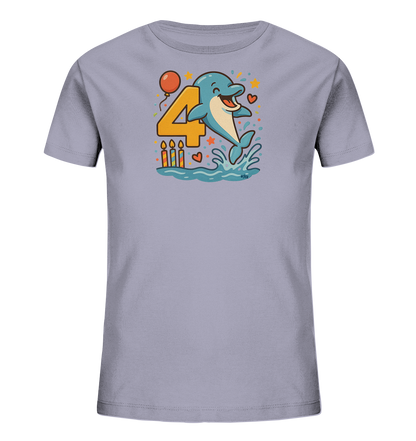 Onlineshop Shirts fuer Kinder - Ein hellviolettes T-Shirt mit einem bunten Motiv. Es zeigt einen froehlichen Cartoon-Delfin, der neben der grossen Zahl '4' aus dem Wasser springt. Das Design enthaelt zusaetzlich einen Ballon, Kerzen und festliche Elemente wie Sterne und Herzen.