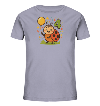 Onlineshop Shirts fuer Kinder - Das Bild zeigt ein hellviolettes Kinder-T-Shirt mit einem froehlichen Motiv. Ein suesser Marienkaefer haelt einen gelben Ballon und steht neben der gruenen Zahl Vier. Das Design ist von bunten Elementen wie Sternen und Herzen umgeben, was eine festliche Szene darstellt.