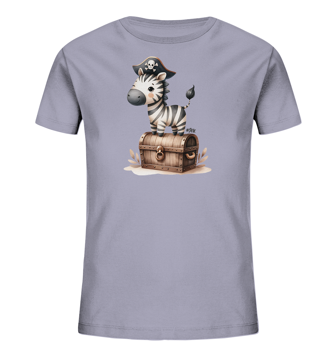 Onlineshop Shirts fuer Kinder - Dieses Kinder-T-Shirt in einem sanften Lilaton zeigt eine niedliche Illustration. Ein kleines Zebra traegt einen Piratenhut und steht auf einer detailreichen Schatzkiste. Das Design ist spielerisch und zeigt das Zebra in einer lustigen Abenteurerpose. Es ist ein froehliches Motiv fuer kleine Entdecker.