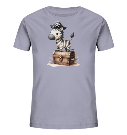 Onlineshop Shirts fuer Kinder - Dieses Kinder-T-Shirt in einem sanften Lilaton zeigt eine niedliche Illustration. Ein kleines Zebra traegt einen Piratenhut und steht auf einer detailreichen Schatzkiste. Das Design ist spielerisch und zeigt das Zebra in einer lustigen Abenteurerpose. Es ist ein froehliches Motiv fuer kleine Entdecker.