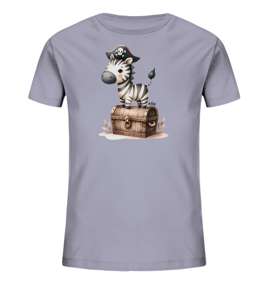 Onlineshop Shirts fuer Kinder - Dieses Kinder-T-Shirt in einem sanften Lilaton zeigt eine niedliche Illustration. Ein kleines Zebra traegt einen Piratenhut und steht auf einer detailreichen Schatzkiste. Das Design ist spielerisch und zeigt das Zebra in einer lustigen Abenteurerpose. Es ist ein froehliches Motiv fuer kleine Entdecker.