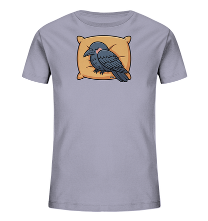 Onlineshop Shirts fuer Kinder - Das Bild zeigt ein hellgraues T-Shirt fuer Kinder. Auf der Vorderseite ist eine detailreiche Illustration eines dunkelgrauen Vogels zu sehen, der auf einem orangefarbenen Kissen schlaeft. Das Motiv vermittelt eine ruhige und friedliche Stimmung, passend fuer ein gemuetliches Kinderoutfit.