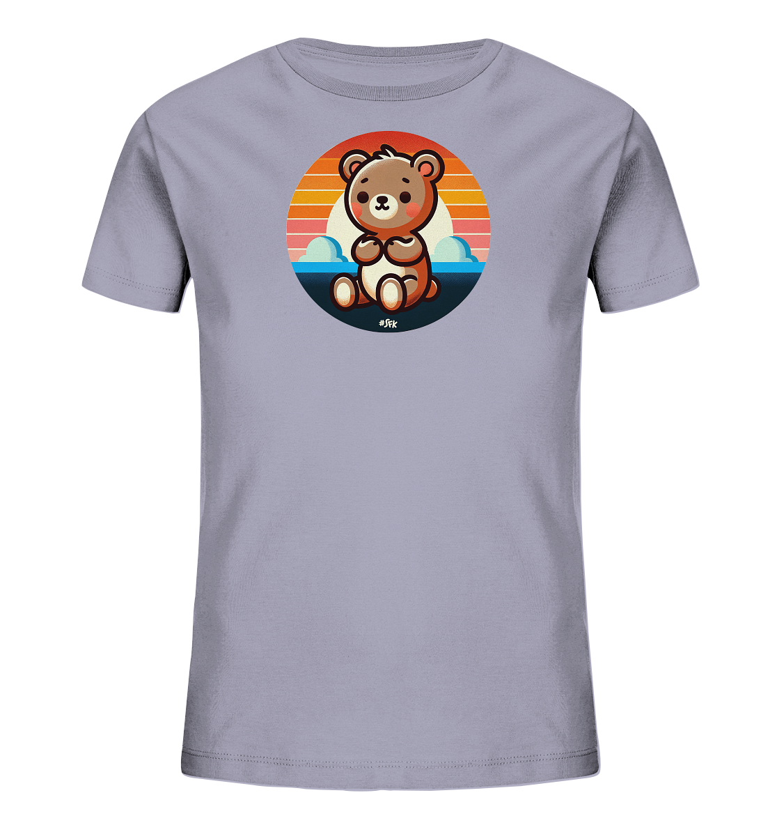 Onlineshop Shirts fuer Kinder - Das Bild zeigt ein hellviolettes T-Shirt mit einem runden Aufdruck in der Mitte. Der Aufdruck zeigt einen niedlichen Cartoon-Baeren, der vor einem stilisierten Sonnenuntergang mit Wolken und einer blauen Flaeche sitzt. Der Baer hat ein freundliches Aussehen und sitzt mit gefalteten Pfoten. Dieses Design verleiht dem Shirt einen verspielten und warmen Look.