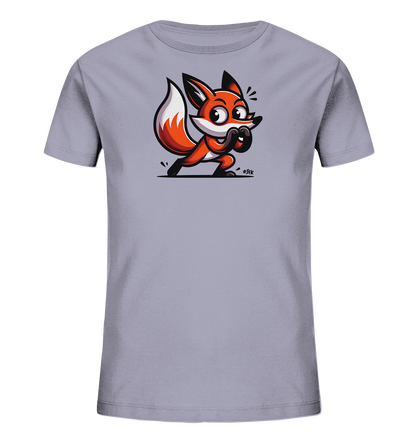 Onlineshop Shirts fuer Kinder - Das Bild zeigt ein hellgraues T-Shirt fuer Kinder. Auf der Vorderseite ist ein orange-weisser Cartoon-Fuchs abgebildet. Der Fuchs ist in einer geduckten Haltung dargestellt, mit grossen Augen und den Pfoten am Gesicht, was ihn ueberrascht oder bereit aussehen laesst. Das Design ist farbenfroh und verspielt.