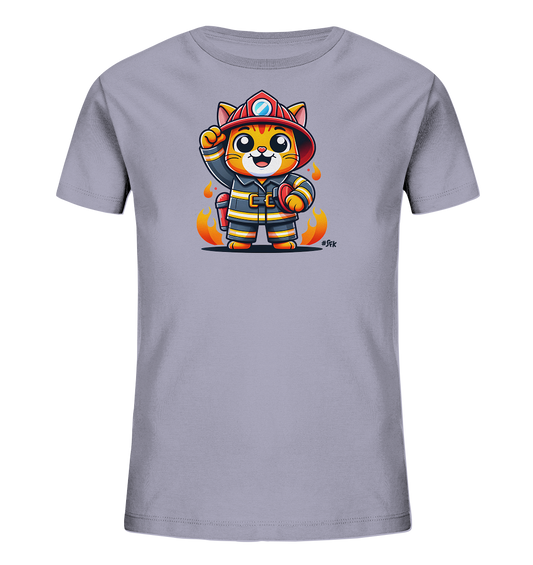 Onlineshop Shirts fuer Kinder - Das Bild zeigt ein hellgraues Kinder-T-Shirt mit einer niedlichen Grafik auf der Vorderseite. Die Grafik stellt eine Cartoon-Katze dar, die als Feuerwehrmann verkleidet ist, komplett mit Helm und Uniform. Die Katze winkt und steht inmitten kleiner Flammen. Das Design wirkt verspielt und abenteuerlich.