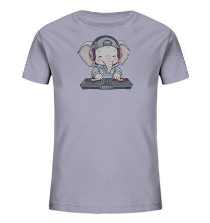 Onlineshop Shirts fuer Kinder - Das Bild zeigt ein hellgraues Kinder-T-Shirt mit einer charmanten Illustration eines kleinen Elefanten. Der Elefant traegt eine Kapuzenjacke, eine Muetze und Kopfhoerer, waehrend er an einem DJ-Mischpult sitzt. Die Grafik verleiht dem Shirt einen verspielten und coolen Charakter, ideal fuer junge Musikfans. Es ist ein froehliches Motiv in klaren Farben.