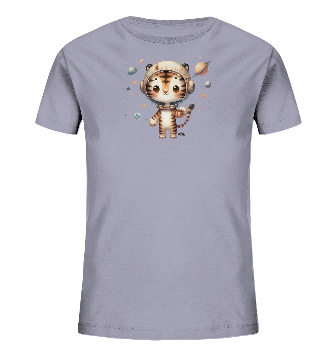 Onlineshop Shirts fuer Kinder - Das Bild zeigt ein hellgraues T-Shirt mit einer bezaubernden Illustration eines kleinen Tigers im Astronautenanzug. Um den Tiger herum sind verschiedene Planeten, Sterne und Monde in warmen und kuehlen Farbtoenen dargestellt. Das Design ist in einem suessen Cartoon-Stil gehalten und vermittelt ein Gefuehl von Abenteuer im Weltraum.