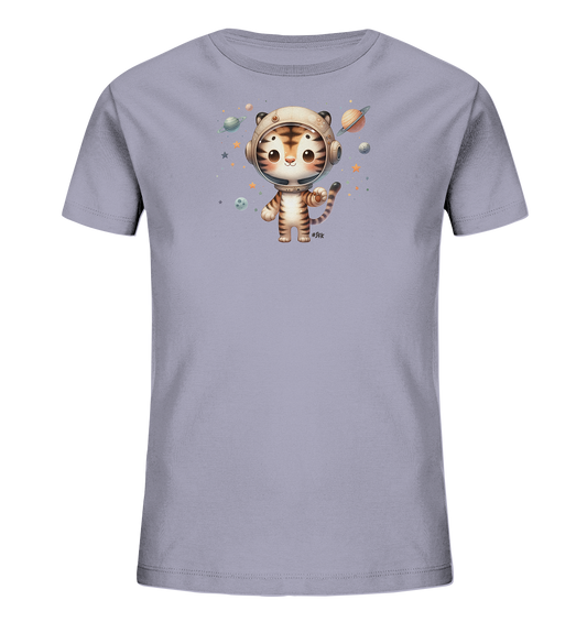 Onlineshop Shirts fuer Kinder - Das Bild zeigt ein hellgraues T-Shirt mit einer bezaubernden Illustration eines kleinen Tigers im Astronautenanzug. Um den Tiger herum sind verschiedene Planeten, Sterne und Monde in warmen und kuehlen Farbtoenen dargestellt. Das Design ist in einem suessen Cartoon-Stil gehalten und vermittelt ein Gefuehl von Abenteuer im Weltraum.