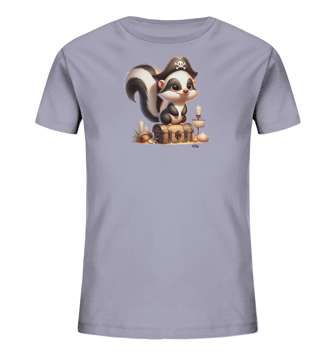 Onlineshop Shirts fuer Kinder - Das Bild zeigt ein pastell-lila T-Shirt mit einem niedlichen, cartoonhaften Stinktier in Piratenkleidung. Das Stinktier traegt einen Piratenhut mit Totenkopf und sitzt auf einer hoelzernen Schatztruhe. Rund um die Truhe sind kleine Kerzen und nautische Elemente zu sehen, die eine abenteuerliche Szene darstellen. Dieses Motiv verleiht dem Shirt einen verspielten Touch.