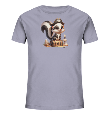Onlineshop Shirts fuer Kinder - Das Bild zeigt ein pastell-lila T-Shirt mit einem niedlichen, cartoonhaften Stinktier in Piratenkleidung. Das Stinktier traegt einen Piratenhut mit Totenkopf und sitzt auf einer hoelzernen Schatztruhe. Rund um die Truhe sind kleine Kerzen und nautische Elemente zu sehen, die eine abenteuerliche Szene darstellen. Dieses Motiv verleiht dem Shirt einen verspielten Touch.