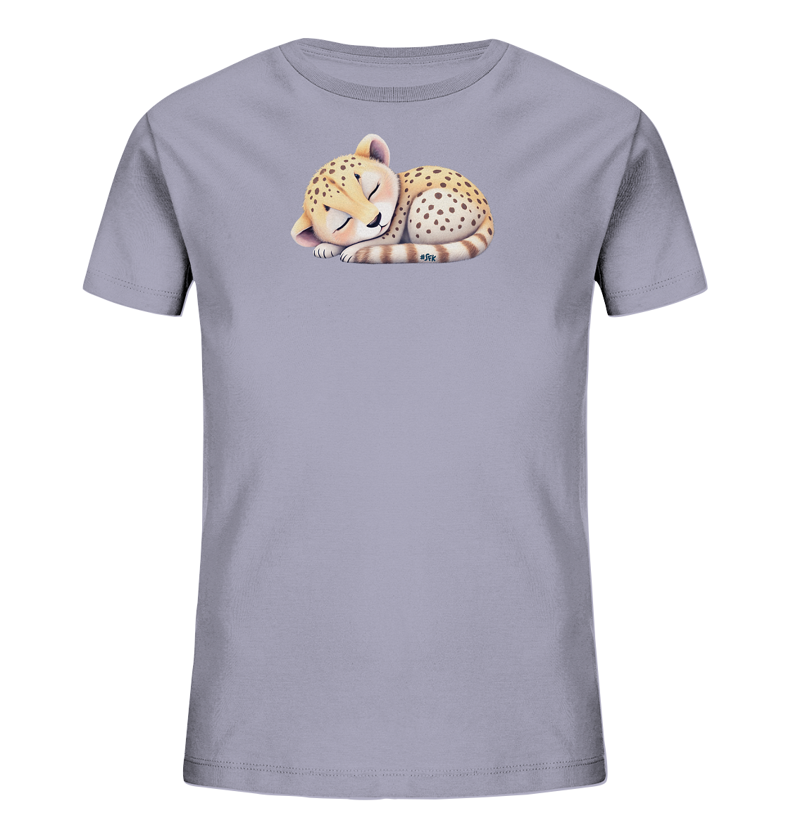 Onlineshop Shirts fuer Kinder - Das Bild zeigt ein helllila Kinder-T-Shirt mit einem niedlichen, schlafenden Gepardenbaby als Motiv auf der Vorderseite. Das kleine Gepardenjunges ist friedlich zusammengerollt, mit geschlossenen Augen, charakteristischen Flecken und einem gestreiften Schwanz. Das sanfte und beruhigende Design macht es zu einem ansprechenden Kleidungsstueck fuer Kinder.