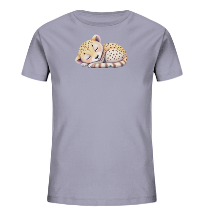 Onlineshop Shirts fuer Kinder - Das Bild zeigt ein helllila Kinder-T-Shirt mit einem niedlichen, schlafenden Gepardenbaby als Motiv auf der Vorderseite. Das kleine Gepardenjunges ist friedlich zusammengerollt, mit geschlossenen Augen, charakteristischen Flecken und einem gestreiften Schwanz. Das sanfte und beruhigende Design macht es zu einem ansprechenden Kleidungsstueck fuer Kinder.