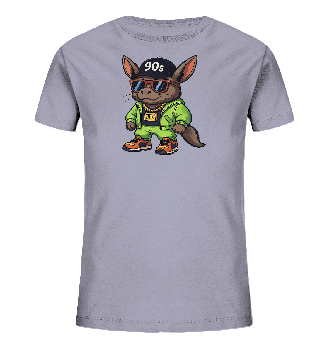 Onlineshop Shirts fuer Kinder - Das Bild zeigt ein hellgraues T-Shirt mit einem aufgedruckten, coolen Motiv. Ein tierischer Charakter, aehnlich einem Chinchilla, ist in einem gruenen Anzug mit Kapuze und orangefarbenen Sneakern zu sehen. Er traegt eine schwarze Baseballkappe mit der Aufschrift "90s" und rote Sonnenbrillen, ergaenzt durch eine goldene Halskette. Das Gesamtbild wirkt modern und verspielt.