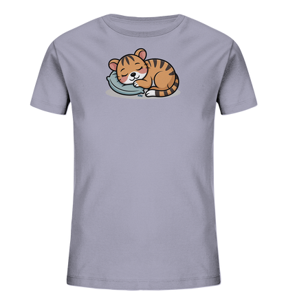 Onlineshop Shirts fuer Kinder - Das Bild zeigt ein hellgraues Kinder-T-Shirt mit einem niedlichen Aufdruck eines schlafenden Tigerbabys auf der Vorderseite. Das Tigerbaby ist zusammengerollt und ruht friedlich auf einem hellblauen Kissen. Die detaillierte Illustration zeigt das Tigerbaby mit orange-braunem Fell und schwarzen Streifen. Das Motiv vermittelt eine ruhige und sanfte Stimmung, ideal fuer Kinderbekleidung.