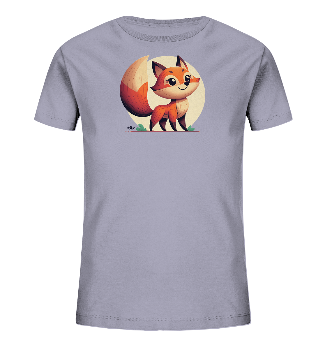 Onlineshop Shirts fuer Kinder - Das Bild zeigt ein hellgraues T-Shirt mit einem suessen Fuchsmotiv auf der Vorderseite. Der Fuchs ist orange und steht aufrecht, mit einem freundlichen Laecheln. Hinter dem Fuchs ist ein grosser, heller Kreis abgebildet, und im Vordergrund sind gruene Graselemente zu sehen. Das Design wirkt kindgerecht und froehlich.