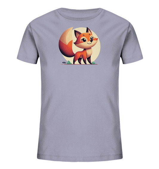 Onlineshop Shirts fuer Kinder - Das Bild zeigt ein hellgraues T-Shirt mit einem suessen Fuchsmotiv auf der Vorderseite. Der Fuchs ist orange und steht aufrecht, mit einem freundlichen Laecheln. Hinter dem Fuchs ist ein grosser, heller Kreis abgebildet, und im Vordergrund sind gruene Graselemente zu sehen. Das Design wirkt kindgerecht und froehlich.