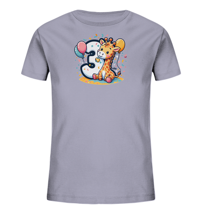 Onlineshop Shirts fuer Kinder - Das Bild zeigt ein hellgraues Kinder-T-Shirt mit einer farbenfrohen Grafik. Das Design umfasst eine grosse weisse Zahl '3' neben einer niedlichen, sitzenden Cartoon-Giraffe. Die Giraffe haelt Ballons, und das Motiv ist von buntem Konfetti umgeben. Dieser verspielte Druck eignet sich ideal zur Feier eines dritten Geburtstags.