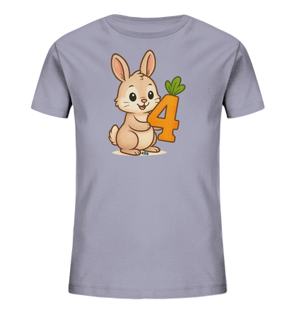 Onlineshop Shirts fuer Kinder - Das Bild zeigt ein hellviolettes Kinder-T-Shirt mit einer niedlichen Cartoon-Illustration. Ein freundlicher Hase haelt die Zahl '4', die wie eine orangefarbene Karotte mit gruenen Blaettern aussieht. Der Hase hat grosse Ohren und ein Laecheln. Dieses Design ist charmant und ansprechend fuer Kinder.