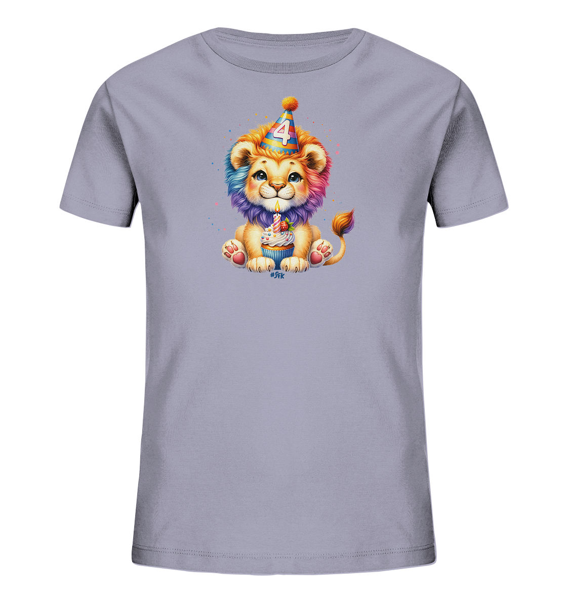 Onlineshop Shirts für Kinder - Das Bild zeigt ein hellgraues Kinder-T-Shirt mit einem farbenfrohen Aufdruck eines cartoonhaften Löwenbabys. Der Löwe trägt einen Partyhut mit der Zahl '4' darauf und hält einen Cupcake mit einer brennenden Kerze in den Pfoten. Sein Fell und die Mähne sind in Regenbogenfarben gestaltet, umgeben von bunten Spritzern, was dem Design einen fröhlichen Geburtstagslook verleiht. Das Motiv ist zentral auf der Vorderseite des Shirts platziert.