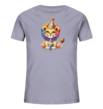 Onlineshop Shirts für Kinder - Das Bild zeigt ein hellgraues Kinder-T-Shirt mit einem farbenfrohen Aufdruck eines cartoonhaften Löwenbabys. Der Löwe trägt einen Partyhut mit der Zahl '4' darauf und hält einen Cupcake mit einer brennenden Kerze in den Pfoten. Sein Fell und die Mähne sind in Regenbogenfarben gestaltet, umgeben von bunten Spritzern, was dem Design einen fröhlichen Geburtstagslook verleiht. Das Motiv ist zentral auf der Vorderseite des Shirts platziert.