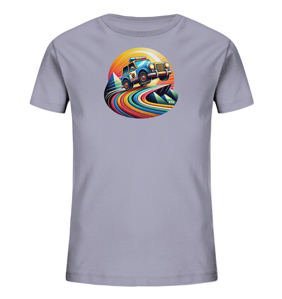 Onlineshop Shirts fuer Kinder - Das Bild zeigt ein hellgraues T-Shirt mit einem runden Motiv, das ein cartoonhaftes Polizeiauto zeigt. Das Auto faehrt auf einer bunten, geschwungenen Strasse, umgeben von stilisierten Bergen und einem Sonnenuntergang. Die Grafik ist sehr farbenfroh und dynamisch gestaltet. Es vermittelt einen Eindruck von Abenteuer und Bewegung.