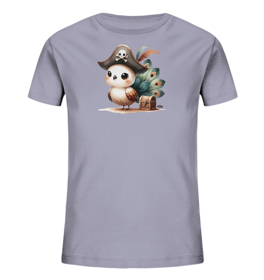Onlineshop Shirts fuer Kinder - Das Bild zeigt ein hellgraues T-Shirt mit einem niedlichen Aufdruck. Ein kleiner Vogel traegt einen Piratenhut und sitzt neben einer Schatzkiste. Hinter ihm sind grosse Blaetter oder Federn zu sehen. Das Design ist verspielt und ansprechend fuer Kinder.
