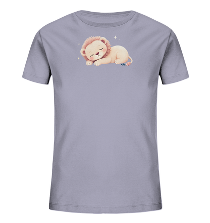 Onlineshop Shirts fuer Kinder - Das Bild zeigt ein helllila T-Shirt fuer Kinder mit einem niedlichen, schlafenden Loewenmotiv auf der Vorderseite. Der kleine Loewe liegt friedlich da, hat eine rosa Maehne und geschlossene Augen, umgeben von zarten Sternen. Das Design ist sanft und vertraeumt, ideal fuer die Kleinsten. Es vermittelt eine ruhige und liebevolle Atmosphaere.
