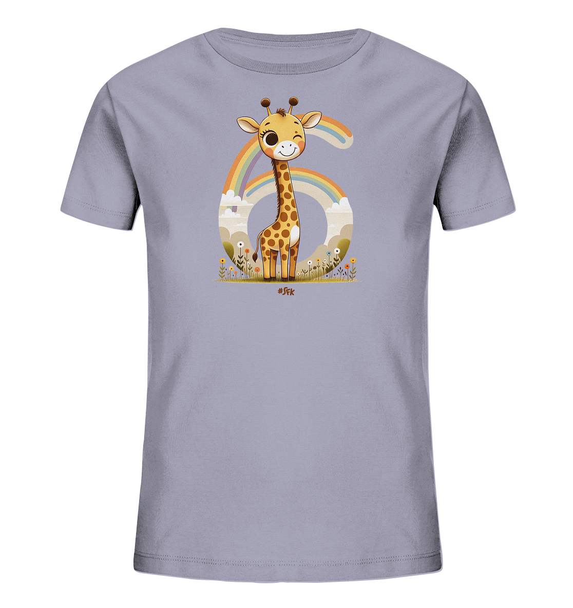 Onlineshop Shirts fuer Kinder - Das Bild zeigt ein hellgraues Kinder T-Shirt mit einem farbenfrohen Grafikdruck. Zentral ist eine niedliche, laechelnde Cartoon-Giraffe abgebildet, die vor einer grossen, stilisierten Zahl '6' steht. Die Zahl ist in Pastelltoenen gehalten und wird von einem Regenbogen umrahmt. Das Motiv ist auf einem blumenbewachsenen Untergrund platziert und strahlt eine froehliche Atmosphaere aus.
