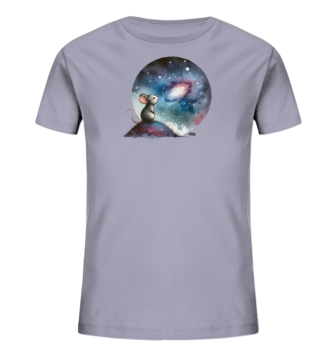Onlineshop Shirts für Kinder - Das Bild zeigt ein Kinder-T-Shirt in einem hellen Lilaton mit einem großen, runden Aufdruck auf der Vorderseite. Der Aufdruck stellt eine kleine Maus dar, die auf einem Hügel sitzt und in einen sternenklaren Nachthimmel mit einer Galaxie oder einem Nebel blickt. Das Motiv ist in einem weichen, illustrativen Stil gehalten und vermittelt eine verträumte Szene. Das Design ist zentriert auf dem Oberkörper des Shirts positioniert.