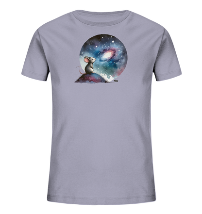 Onlineshop Shirts für Kinder - Das Bild zeigt ein Kinder-T-Shirt in einem hellen Lilaton mit einem großen, runden Aufdruck auf der Vorderseite. Der Aufdruck stellt eine kleine Maus dar, die auf einem Hügel sitzt und in einen sternenklaren Nachthimmel mit einer Galaxie oder einem Nebel blickt. Das Motiv ist in einem weichen, illustrativen Stil gehalten und vermittelt eine verträumte Szene. Das Design ist zentriert auf dem Oberkörper des Shirts positioniert.