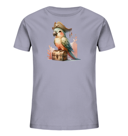 Onlineshop Shirts fuer Kinder - Das Bild zeigt ein Kinder-T-Shirt in einem hellen Violettton. Auf der Vorderseite ist eine niedliche Cartoon-Illustration eines Papageis zu sehen. Der Papagei traegt einen Piratenhut und sitzt auf einer Holztruhe. Das Motiv ist von stilisierten floralen Elementen in warmen Toenen umgeben.