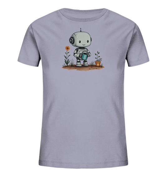 Onlineshop Shirts für Kinder - Das Bild zeigt ein hellgraues Kinder-T-Shirt. Auf der Vorderseite ist eine farbige Illustration eines freundlichen Roboters zu sehen. Der Roboter steht auf einer braunen Erde, neben ihm wachsen eine Pflanze mit einer orangefarbenen Blüte und eine Topfpflanze mit grünen Blättern und roten Beeren. Der Roboter hält eine blaue Gießkanne und scheint die Topfpflanze zu gießen.