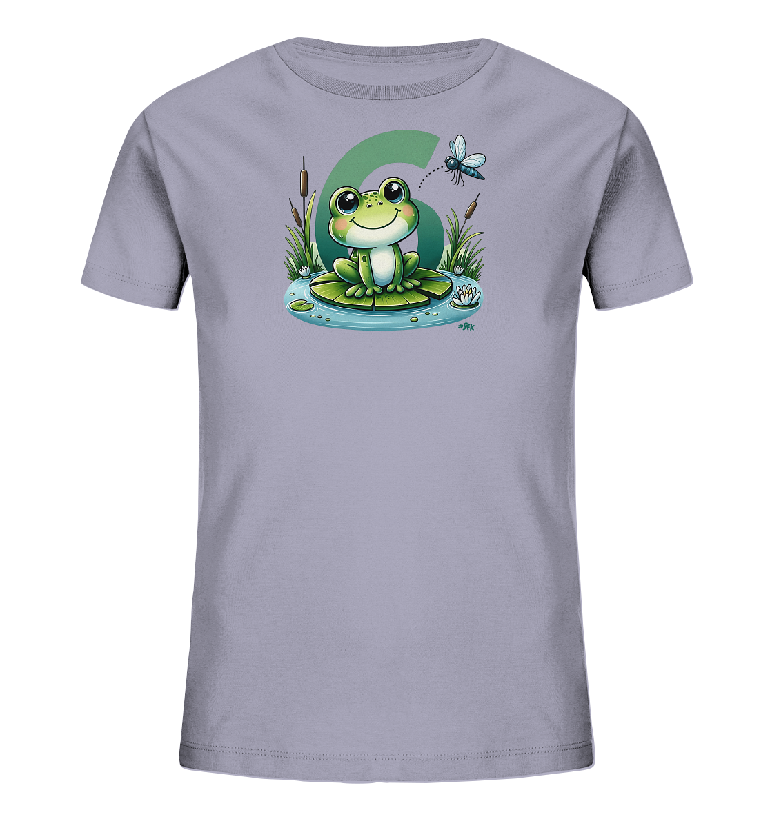 Onlineshop Shirts fuer Kinder - Das Bild zeigt ein graues Kinder-T-Shirt mit einem Motiv eines suessen Froschs auf einem Seerosenblatt. Der Frosch sitzt in einer kleinen Teichlandschaft mit Schilf, einer Wasserlilie und der grossen Zahl '6'. Eine kleine Libelle fliegt ueber dem Frosch und vervollstaendigt das verspielte Design. Die Illustration wirkt froehlich und ansprechend fuer Kinder.