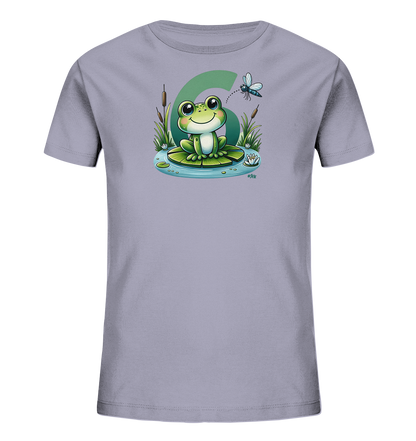 Onlineshop Shirts fuer Kinder - Das Bild zeigt ein graues Kinder-T-Shirt mit einem Motiv eines suessen Froschs auf einem Seerosenblatt. Der Frosch sitzt in einer kleinen Teichlandschaft mit Schilf, einer Wasserlilie und der grossen Zahl '6'. Eine kleine Libelle fliegt ueber dem Frosch und vervollstaendigt das verspielte Design. Die Illustration wirkt froehlich und ansprechend fuer Kinder.
