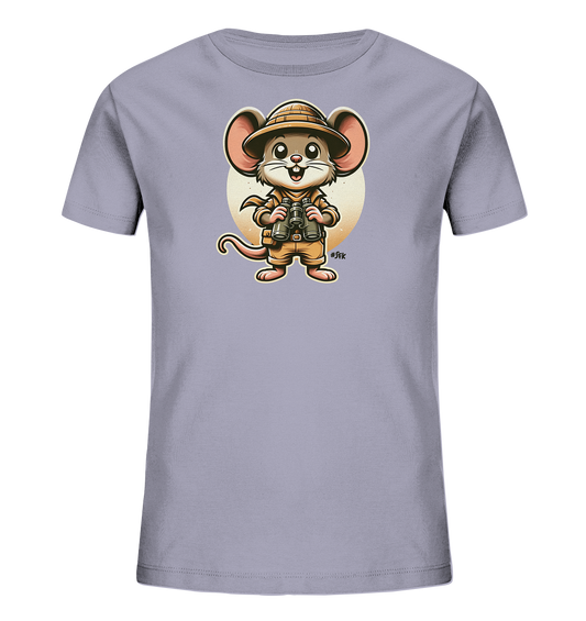 Onlineshop Shirts fuer Kinder - Das Bild zeigt ein blasslila Kinder-T-Shirt mit einer Illustration einer Maus in Safari-Kleidung auf der Vorderseite. Die Maus traegt einen Tropenhelm und haelt ein Fernglas in den Pfoten. Dahinter ist ein grosser, runder Kreis in warmen Farbtoenen zu sehen. Das Design wirkt verspielt und abenteuerlich.