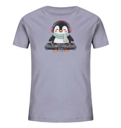 Onlineshop Shirts fuer Kinder - Das Bild zeigt ein hellgraues Kinder-T-Shirt mit einem niedlichen Cartoon-Pinguin. Der Pinguin traegt rote Kopfhoerer und einen gemusterten Schal, waehrend er an einem DJ-Mischpult steht. Das Motiv wirkt froehlich und verspielt.