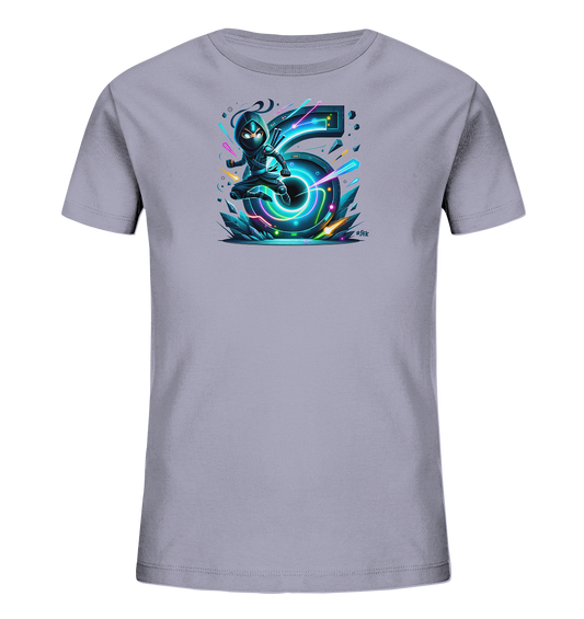 Onlineshop Shirts fuer Kinder - Das Bild zeigt ein hellgraues Kinder-T-Shirt mit einem dynamischen Motiv. Auf der Vorderseite ist eine Cartoon-Figur im Ninja-Stil zu sehen, die neben einer grossen, leuchtenden Zahl '6' positioniert ist. Die Zahl '6' ist modern und farbenfroh mit Neon-Elementen gestaltet, umgeben von energiegeladenen grafischen Effekten. Das Design wirkt actionreich und futuristisch, passend fuer Kinder.