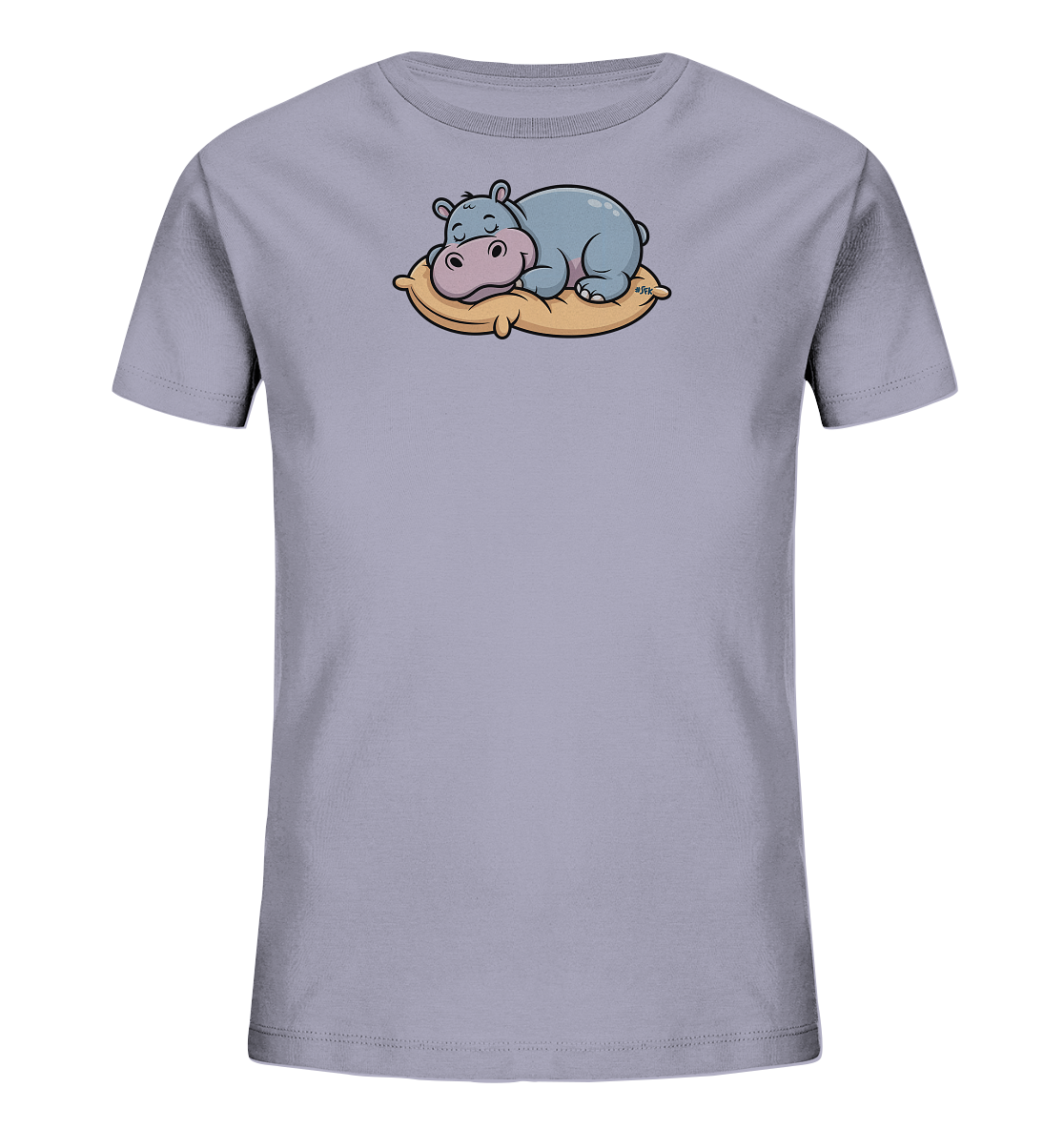 Onlineshop Shirts fuer Kinder - Das Bild zeigt ein hellgraues Kinder-T-Shirt mit einem niedlichen Print. Darauf ist ein schlafendes, blau-graues Nilpferd mit rosa Schnauze abgebildet, das entspannt auf einem orangefarbenen Kissen liegt. Das Design ist liebevoll gestaltet und verleiht dem Shirt einen ruhigen, verspielten Charakter. Es ist ideal fuer kleine Tierliebhaber.