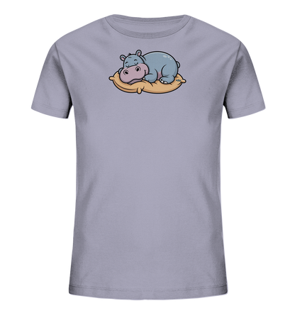 Onlineshop Shirts fuer Kinder - Das Bild zeigt ein hellgraues Kinder-T-Shirt mit einem niedlichen Print. Darauf ist ein schlafendes, blau-graues Nilpferd mit rosa Schnauze abgebildet, das entspannt auf einem orangefarbenen Kissen liegt. Das Design ist liebevoll gestaltet und verleiht dem Shirt einen ruhigen, verspielten Charakter. Es ist ideal fuer kleine Tierliebhaber.