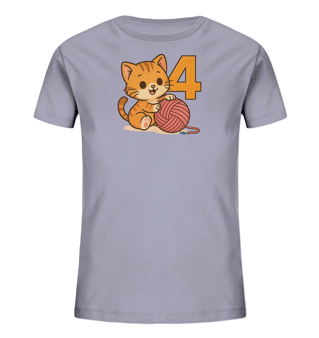 Onlineshop Shirts fuer Kinder - Das Bild zeigt ein Kindert-Shirt in einem sanften Lilaton. Auf der Vorderseite ist eine niedliche, orangefarbene Comic-Katze abgebildet, die mit einem rosa Wollknaeuel spielt. Hinter der Katze befindet sich die grosse, orangefarbene Zahl '4'. Das Design wirkt verspielt und froehlich.