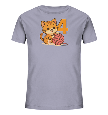 Onlineshop Shirts fuer Kinder - Das Bild zeigt ein Kindert-Shirt in einem sanften Lilaton. Auf der Vorderseite ist eine niedliche, orangefarbene Comic-Katze abgebildet, die mit einem rosa Wollknaeuel spielt. Hinter der Katze befindet sich die grosse, orangefarbene Zahl '4'. Das Design wirkt verspielt und froehlich.