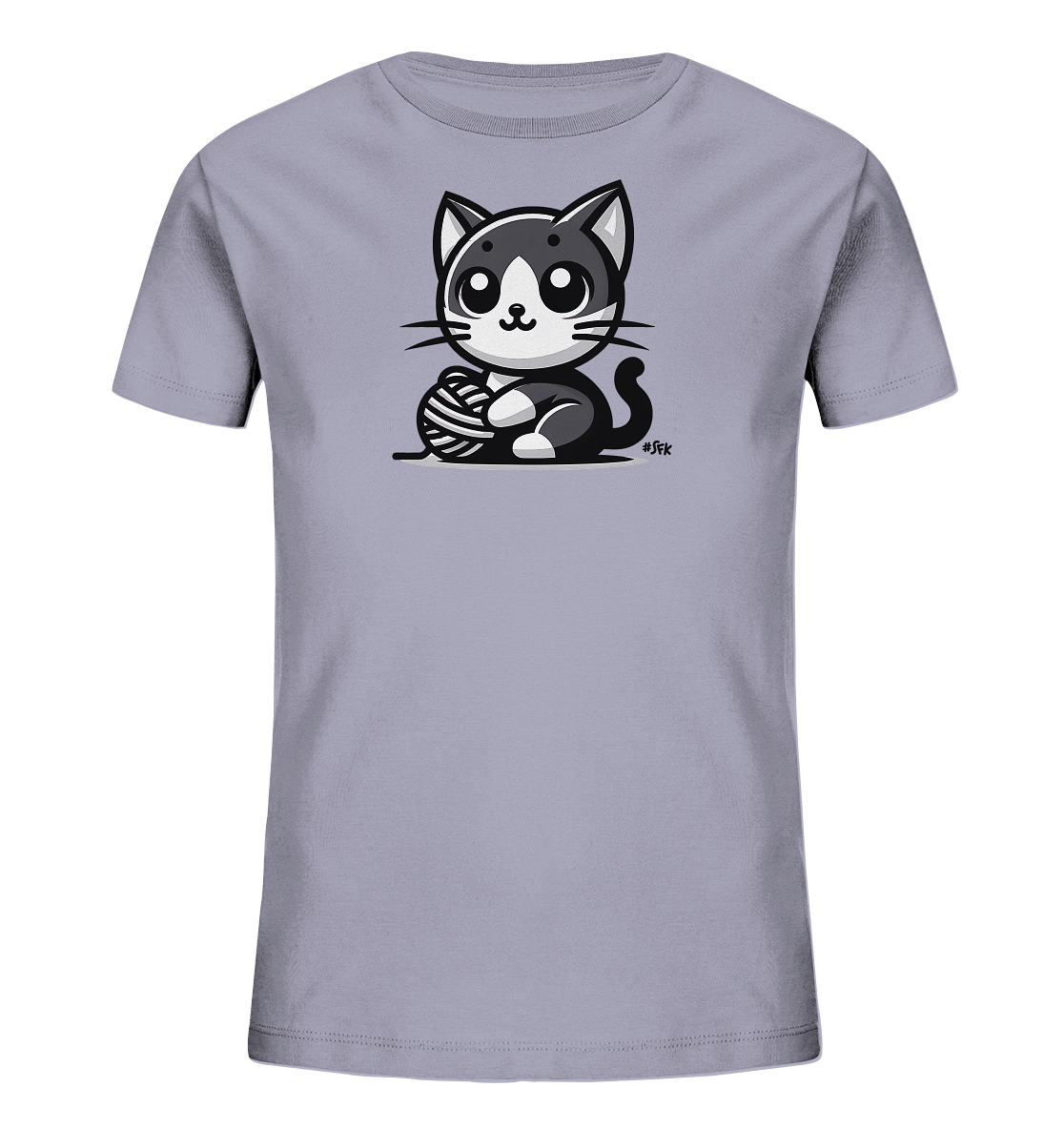 Onlineshop Shirts fuer Kinder - Das Bild zeigt ein T-Shirt in einem hellen Grauton, das fuer Kinder konzipiert ist. Im Vordergrund ist eine Illustration einer sitzenden Katze in Schwarz-Weiss abgebildet. Die Katze interagiert mit einem Wollknaeuel. Das Motiv hat einen freundlichen und spielerischen Charakter.