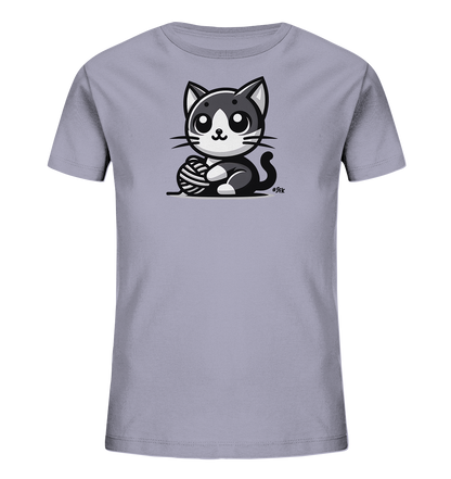 Onlineshop Shirts fuer Kinder - Das Bild zeigt ein T-Shirt in einem hellen Grauton, das fuer Kinder konzipiert ist. Im Vordergrund ist eine Illustration einer sitzenden Katze in Schwarz-Weiss abgebildet. Die Katze interagiert mit einem Wollknaeuel. Das Motiv hat einen freundlichen und spielerischen Charakter.