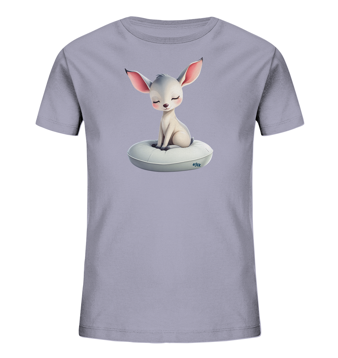 Onlineshop Shirts fuer Kinder - Das Bild zeigt ein hellgraues Kinder-T-Shirt mit einem niedlichen, cartoonhaften Fabelwesen auf der Vorderseite. Das Tier mit grossen Ohren sitzt friedlich mit geschlossenen Augen auf einem ringfoermigen Kissen. Das Design vermittelt einen ruhigen und vertraeumten Eindruck, ideal fuer Kinder.