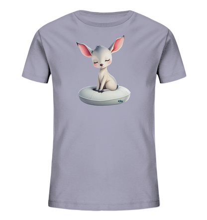 Onlineshop Shirts fuer Kinder - Das Bild zeigt ein hellgraues Kinder-T-Shirt mit einem niedlichen, cartoonhaften Fabelwesen auf der Vorderseite. Das Tier mit grossen Ohren sitzt friedlich mit geschlossenen Augen auf einem ringfoermigen Kissen. Das Design vermittelt einen ruhigen und vertraeumten Eindruck, ideal fuer Kinder.