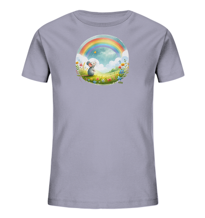 Onlineshop Shirts fuer Kinder - Das Bild zeigt ein hellviolettes T-Shirt mit einer Illustration. Zu sehen ist eine kleine Maus auf einer Blumenwiese unter einem Regenbogen. Über der Wiese haengen Regenwolken, waehrend ein Schmetterling fliegt. Das Motiv ist farbenfroh und verspielt.