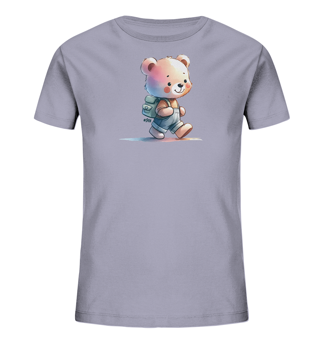 Onlineshop Shirts für Kinder - Das Bild zeigt ein hellgraues Kinder-T-Shirt mit einem entzückenden Cartoon-Motiv eines Teddybären. Der Bär trägt blaue Latzhosen und einen türkisfarbenen Rucksack, während er fröhlich schreitet. Das Design ist im Aquarell-Stil gehalten, mit sanften Farbübergängen unter dem Bären. Dieses T-Shirt ist perfekt für kleine Abenteurer.