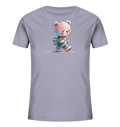 Onlineshop Shirts für Kinder - Das Bild zeigt ein hellgraues Kinder-T-Shirt mit einem entzückenden Cartoon-Motiv eines Teddybären. Der Bär trägt blaue Latzhosen und einen türkisfarbenen Rucksack, während er fröhlich schreitet. Das Design ist im Aquarell-Stil gehalten, mit sanften Farbübergängen unter dem Bären. Dieses T-Shirt ist perfekt für kleine Abenteurer.